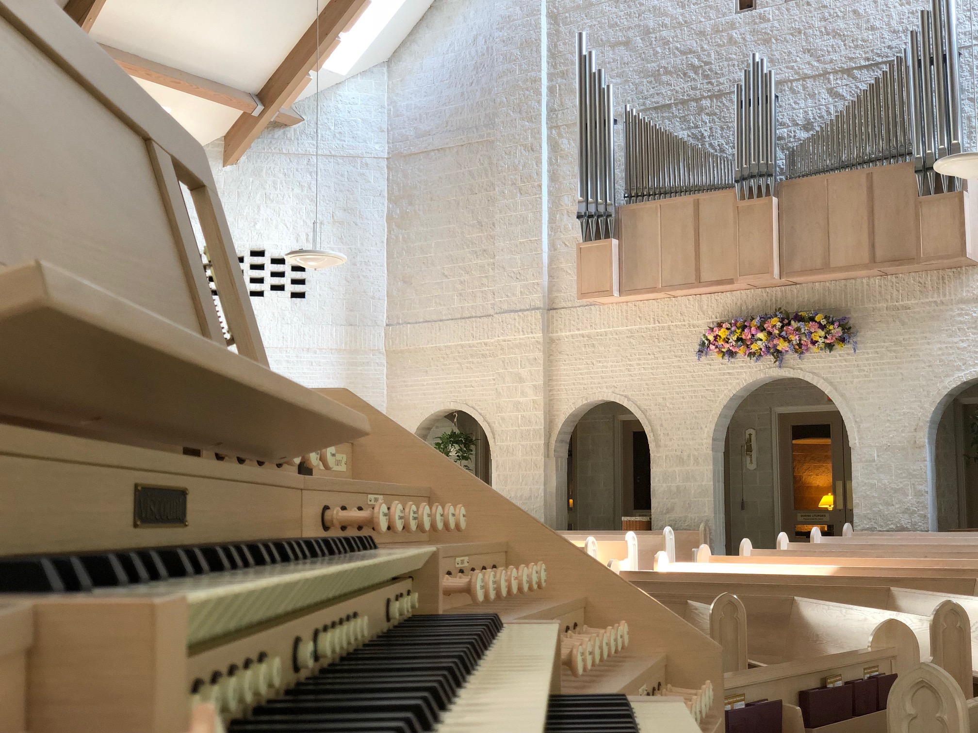 A Viscount Hybrid Pipe Organ using Physis Technology