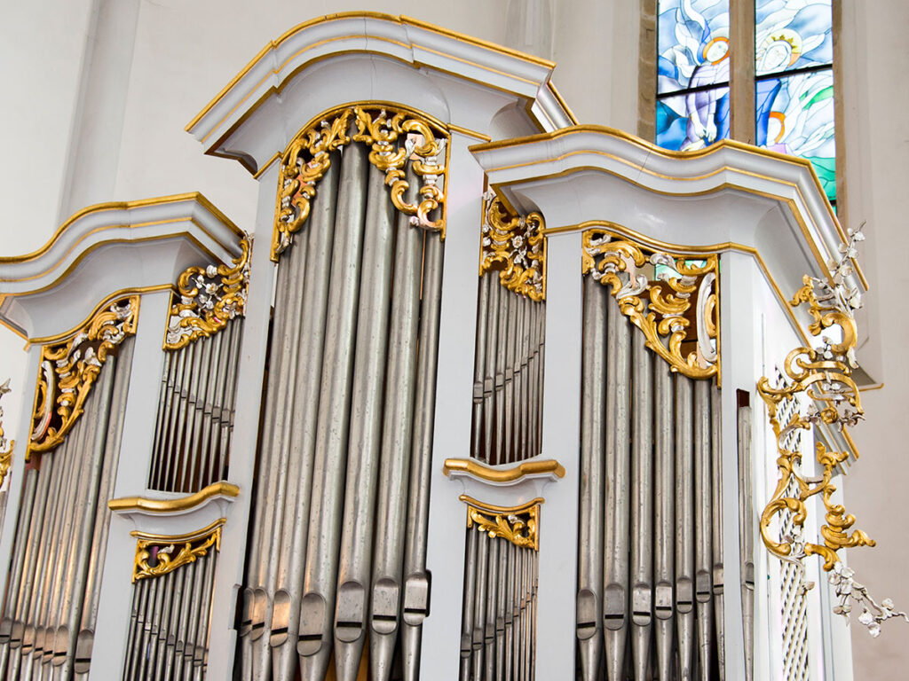 why-churches-need-good-pipe-organs-viscount-north-america