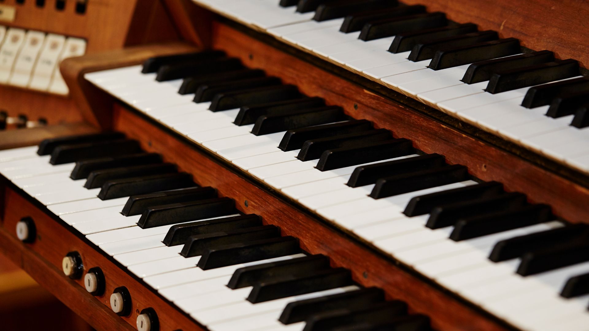 keys on an organ